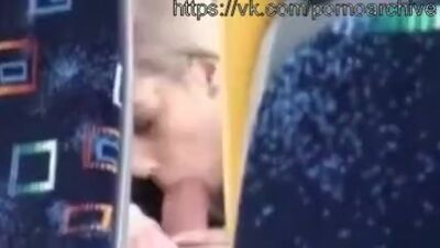 Um rapaz grava, sem ser visto, uma rapariga a fazer sexo oral a um rapaz no banco de trás de um autocarro #Mi