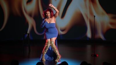 Flame Monroe não consegue passar no teste do aeroporto. A Netflix é uma piada