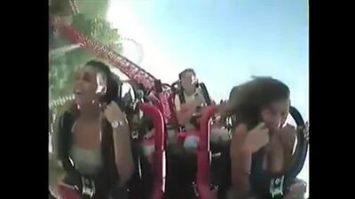 Zestawienie kobiet z obnażonymi piersiami na kolejkach górskich – kompilacja „Big boobs tits in roller coasters”