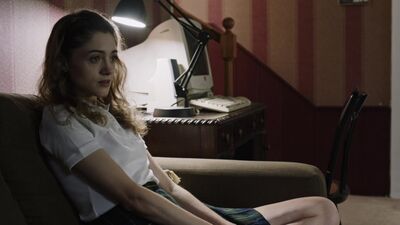 Natalia Dyer - Sim, meu Deus, sim (2017) Curta-metragem (1080p) Ver online com nudez? Sensual! / Наталия Дайер - Да, господи, да!