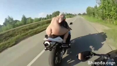 Ein junges Mädchen mit einem Dildo im Anus auf einem Motorrad – Reife Teenagerin, Anal, MILF, Lesben