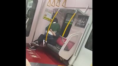 Ein japanisches Paar in der U-Bahn
