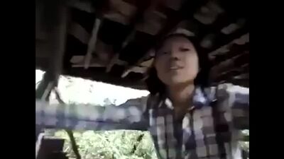 Follar en una cabaña en medio del jardín