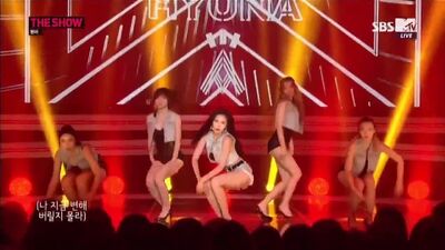 14/08/12 HYUNA - «Ppallageyo» (RED) en «SBS The Show»