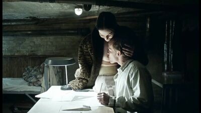 Matka opętana przez demona karmi piersią swojego dorosłego syna (kazirodztwo, pozwoliła mu ssać pierś, syn ssie pierś, matka uwodzi syna)