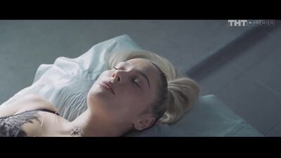 «Bihappy»-ден жалаңаш Наталия Рудова киімін шешіп, кеудесін ашып көрсетті, сүт бездерін цензурасыз көрсетті, сорпаларын көрсетті, Рудова киімсіз болып, бюстгальтерін шешті