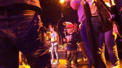 Landon Barker skacze do publiczności w klubie The Roxy