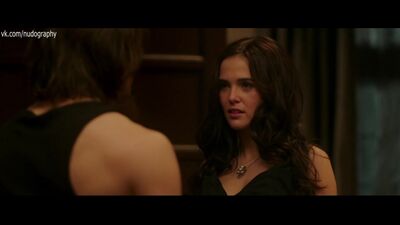 Zoey Deutch nago w filmie „Akademia wampirów” (Vampire Academy, 2014, reż. Mark Waters)
