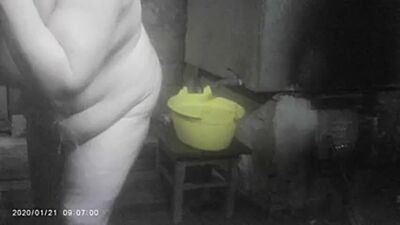 Deux femmes mûres aux formes généreuses se lavent dans un bain public, filmées en caméra cachée