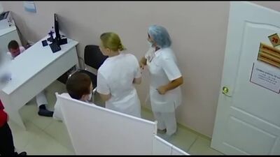 Una mujer musulmana con hiyab acudió a una consulta con el dermatólogo.mp4