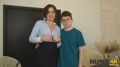 Hunt4K - Iris Bloom - La fête du roi qui aurait pu rapporter mille dollars à la jeune fille