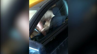 Un mari filme sa femme en train de baiser dans une voiture sur un parking Sexwife cuckold