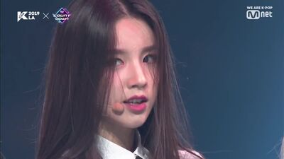 LOONA - Not Today (versione originale dei BTS) @ KCON 2019 Los Angeles, 12 settembre 2019