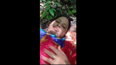 «Desi Bhabhi: vídeo MMS filtrado de sexo al aire libre con su amante.mp4»