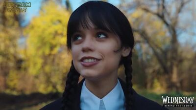 «Wednesday» (Miércoles) - Lo mejor de los metageitos detrás de las cámaras con Jenna Ortega 4