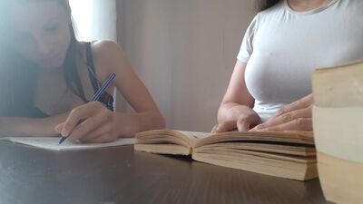 Lesbiennes. De jolies filles russes en cours à l'école. =) Les meilleures vidéos érotiques (369) À ne pas manquer !