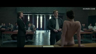 Jennifer Lawrence, nua, abre as pernas na sala de aula
