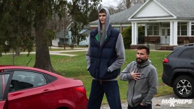 Le basketteur Robert Bobrotski, qui mesure 2,31 m, « s'installe » dans l'équivalent américain de « Solaris ». (VHS Video)