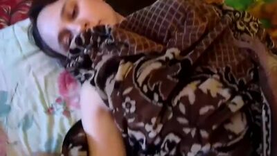 Guardate un po', è timido da morire davanti alla telecamera