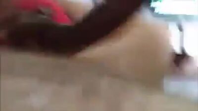 Il a convaincu la femme de chambre de l'aider à jouir