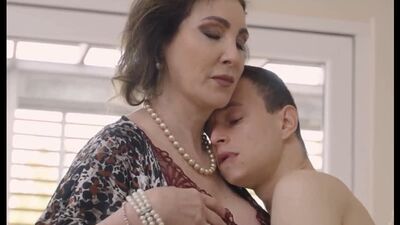 PORNO -- HA 55 ANNI -- UNA MAMMA RIGOROSA HA FATTO SESSO CON IL SUO TENERO FIGLIO -- porno sesso milf matura -- Sissy Neri