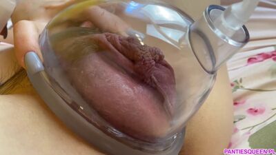 Solo para mayores de 18 años (coño bombeado con una bomba de vacío, coño regordete, vagina grande, vagina de una chica guapa, frotando el clítoris)