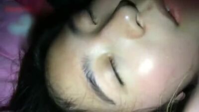 [Filme de alta qualidade sobre violação sob o efeito de drogas - Produção nacional] Uma belíssima aluna de uma escola de artes, depois de se embriagar acidentalmente, foi alvo de abusos por alguém que lhe trocou três conjuntos de roupa e meias; a sua cona