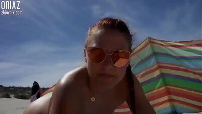 A fazer sexo oral na praia