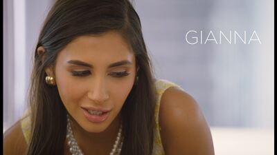 Gianna Dior, toda de preto, mantém-me satisfeito