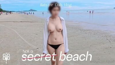 BabyJee está teniendo sexo en medio del mar rodeada de mucha gente. Montó una playa privada y, con ganas de añadir un poco de emoción, decidió exhibirse en una playa llena de gente. OnlyFans