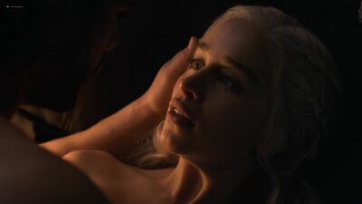 Emilia Clarke (cenas de sexo de Emilia Clarke em «Game of Thrones», 7.ª temporada, episódio 7, 2017)