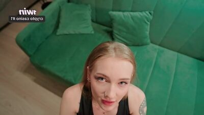 Elle a montré ses seins dans le parc