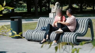 L'argent fait la loi. Elle a montré ses seins pour de l'argent !