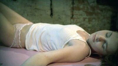 Un maniaco ha rapito una ragazzina di 14 anni e la violenta quando vuole (stupro, schiavitù sessuale, si scopa una ragazzina, si scopa una studentessa)