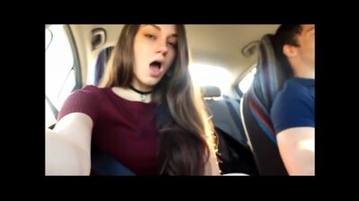 Uma rapariga bonita faz sexo oral ao motorista enquanto ele conduz