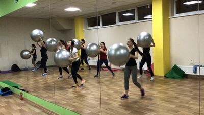 Treino funcional com bola de ginástica — Alina Alexeeva