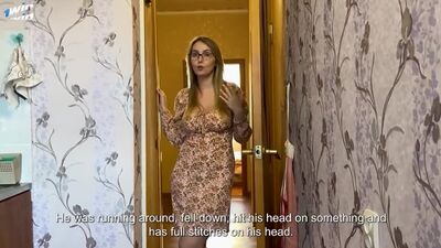 La mère de ma meilleure amie s'est avérée être une MILF très accueillante - porno russe