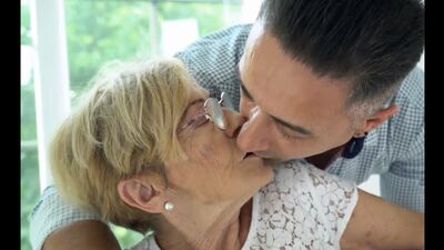 PORNO – SIE IST 74 – WARUM NICHT EINE OMA FICKEN – Porno Sex GILF Oma – Malya – Marina T