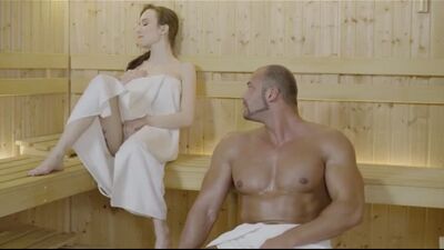 La chica guapa no pudo resistirse al chico musculoso de la sauna y decidió entregarse a él)
