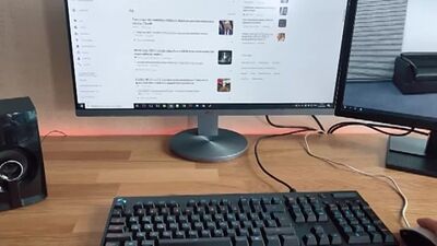 Ma petite sœur s'est glissée sous la table et a accidentellement tendu ses fesses à son frère