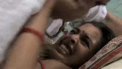 Violó a una madura india por el culo, se folló a la puta por el culo, se folló a la india