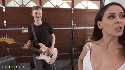 Video "Voglio scoparmi tua madre" con Cherie Deville, Juan Loco, Jimmy Michaels, Diego Perez - Brazzers MILFS LIKE IT BIG
