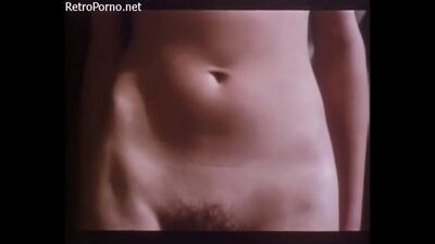 Il ragazzo ha tolto le mutandine alla ragazza: una scena di letto con una donna nuda al cinema