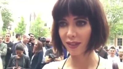 Elle laisse des inconnus la toucher en public