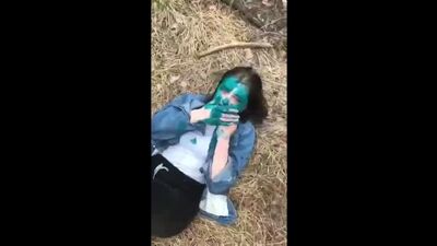 Os agentes da polícia encontraram uma traficante local