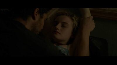 Julia Garner (cenas de sexo de Julia Garner em «One Percent More Humid», 2017)