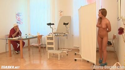 Дәрігер қызды барлық тесігінен соқты