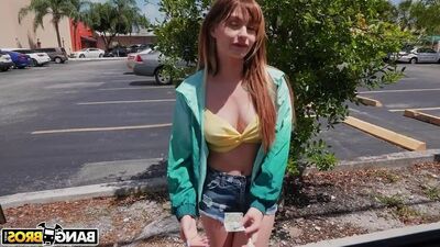 La guapa Kimberly se desnuda por completo y juega con su coño depilado delante de unos desconocidos