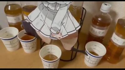 Tianka fait pipi dans un verre | L'Union des douces petites chattes