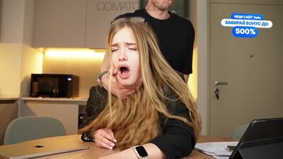 Comatozze - Une secrétaire aux gros seins qui a échoué dans son travail
